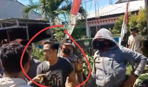 Foto : ASN Kostum hitam ikut bergabung oknum preman menghalangi aksi demo dan di usur oleh masyarakat