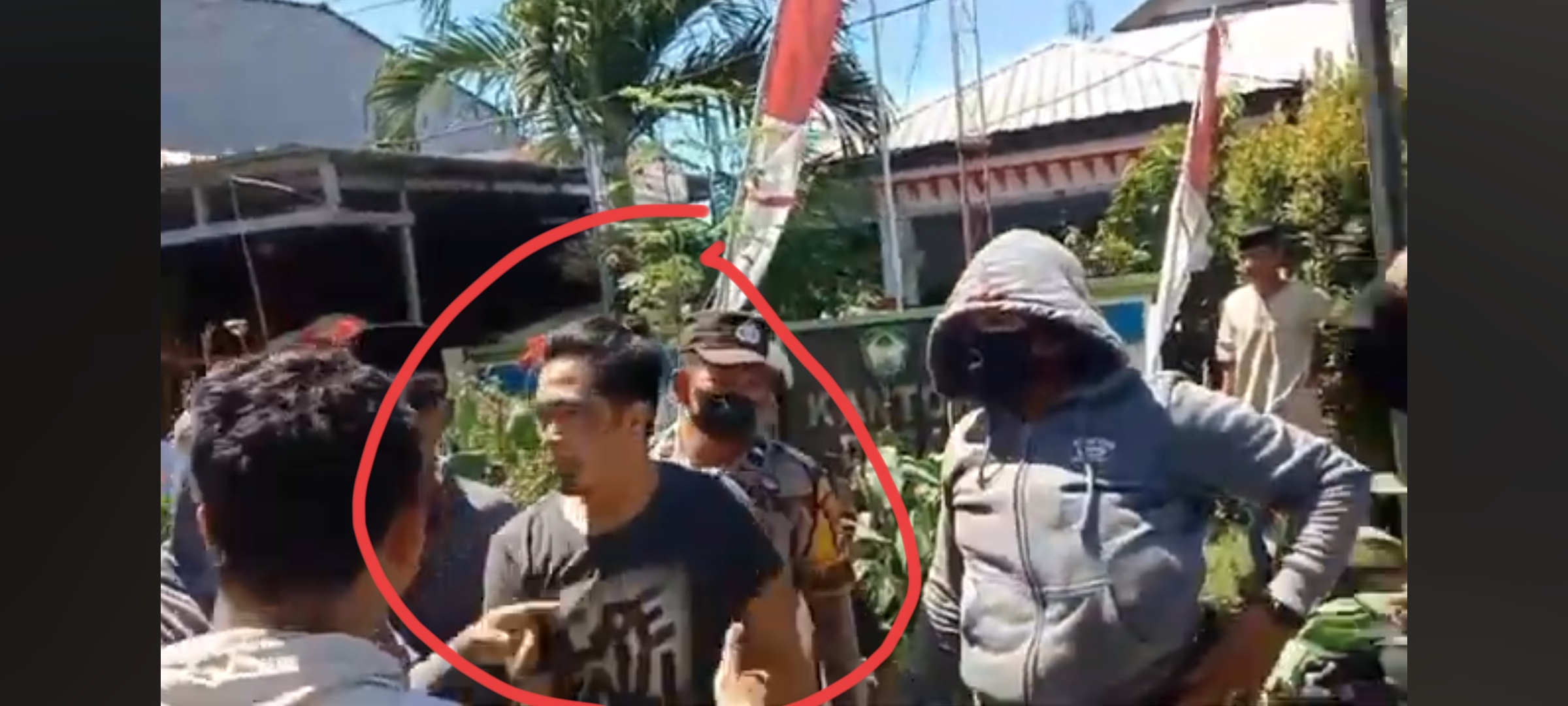 Foto : ASN Kostum hitam ikut bergabung oknum preman menghalangi aksi demo dan di usur oleh masyarakat