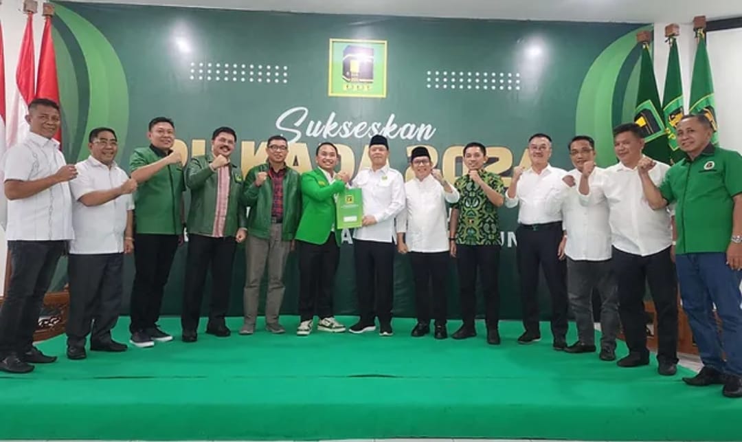 Ketua Tim Pemenangan Aura pilkada Gowa 2024, H. darwis Dg Nai, berdiri paling (kiri) baju kemeja putih 