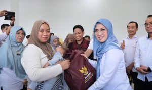 Bupati Gowa menyerahkan bantuan sembako kepada warga di Bajeng Barat.