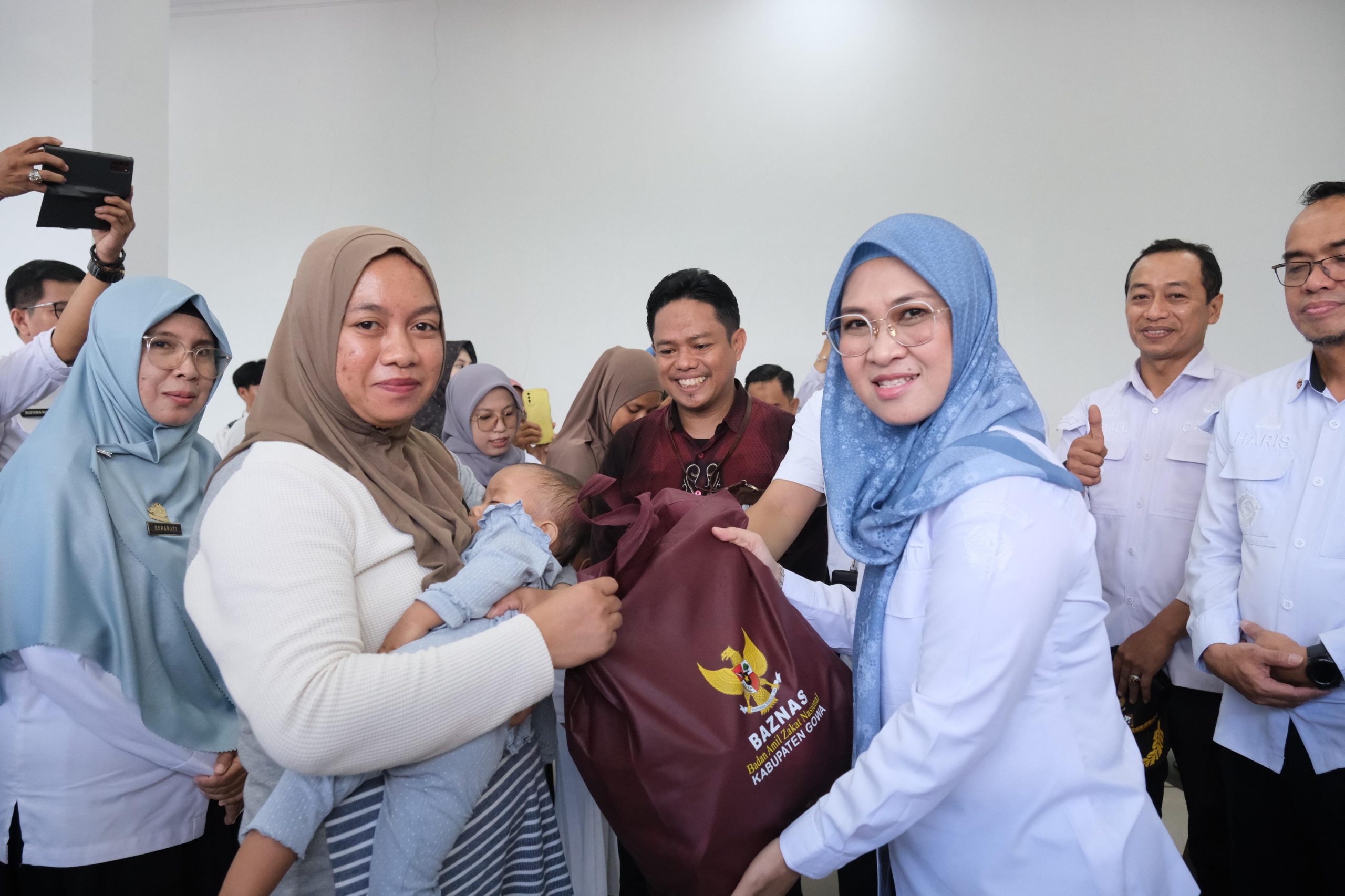 Bupati Gowa menyerahkan bantuan sembako kepada warga di Bajeng Barat.