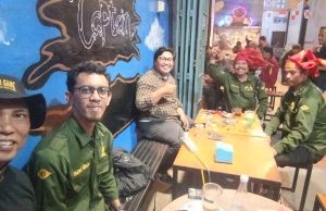 Raja Gowa ke-39 Ngopi Bareng di Warkop Captain Kayla Bersama Ormas dan Warga di Desa Bontoala