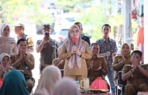 Kunker di Parigi, Sambut Hangat, Bupati Gowa Salurkan Bantuan Pangan dan Sertifikat PTSL